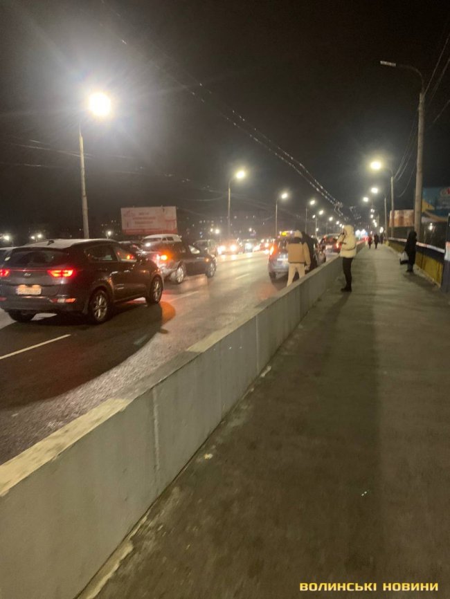 Міст на Перемоги у Луцьку - заблокований: ще одна масштабна ДТП