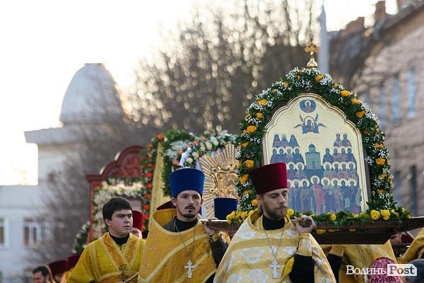 Вулицями Луцька пронесли чудотворні ікони та мощі святих. ФОТО