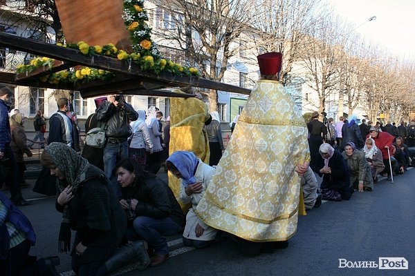 Вулицями Луцька пронесли чудотворні ікони та мощі святих. ФОТО