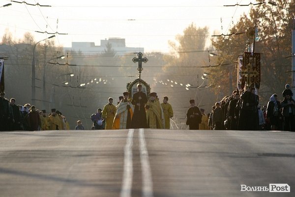 Вулицями Луцька пронесли чудотворні ікони та мощі святих. ФОТО