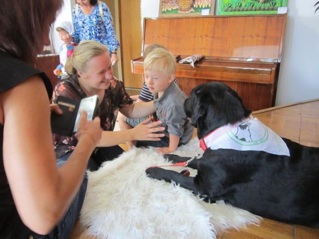 У Луцьку діти читали собакам книжки. ФОТО