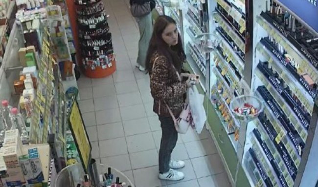 На Волині просять допомогти встановити особу жінки, яку підозрюють у крадіжці. ФОТО