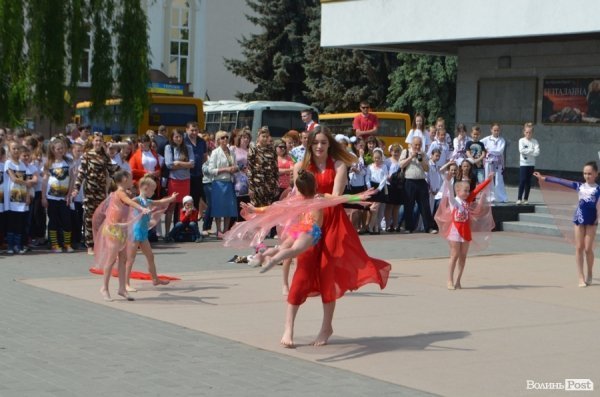 У центрі Луцька – свято учнівської пісні, танцю і вишиванки. ФОТО