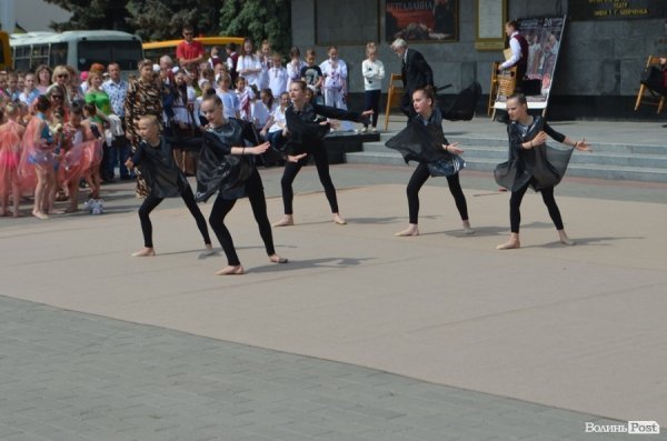 У центрі Луцька – свято учнівської пісні, танцю і вишиванки. ФОТО