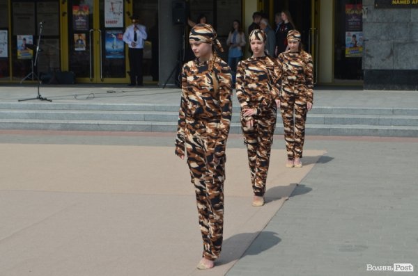 У центрі Луцька – свято учнівської пісні, танцю і вишиванки. ФОТО