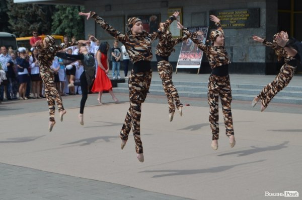 У центрі Луцька – свято учнівської пісні, танцю і вишиванки. ФОТО