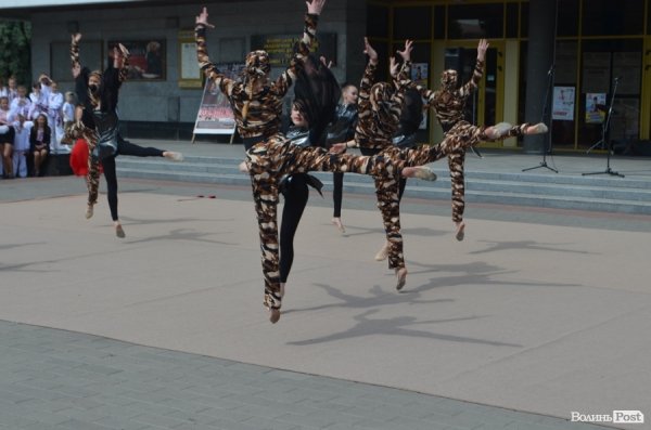 У центрі Луцька – свято учнівської пісні, танцю і вишиванки. ФОТО