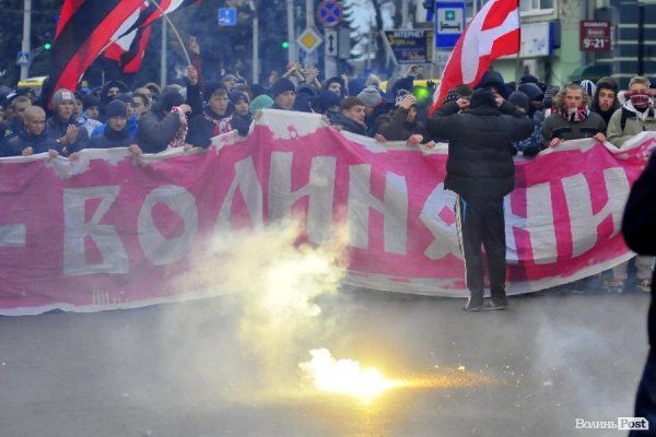 Футбольні фани у Луцьку влаштували марш. ВІДЕО