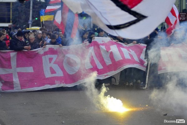 Футбольні фани у Луцьку влаштували марш. ВІДЕО