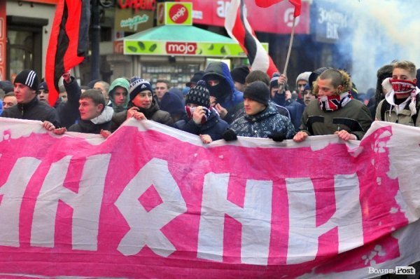 Футбольні фани у Луцьку влаштували марш. ВІДЕО