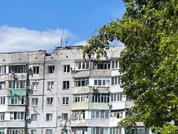 У Херсоні окупанти вдарили по багатоповерхівці, а в області  — по приватному будинку: є загиблі