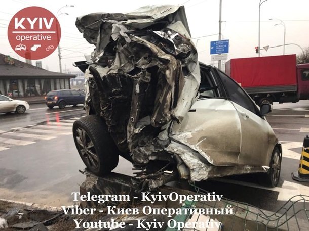 У Києві фура зі сплячим водієм влетіла у заправку, зносячи все на своєму шляху. ФОТО