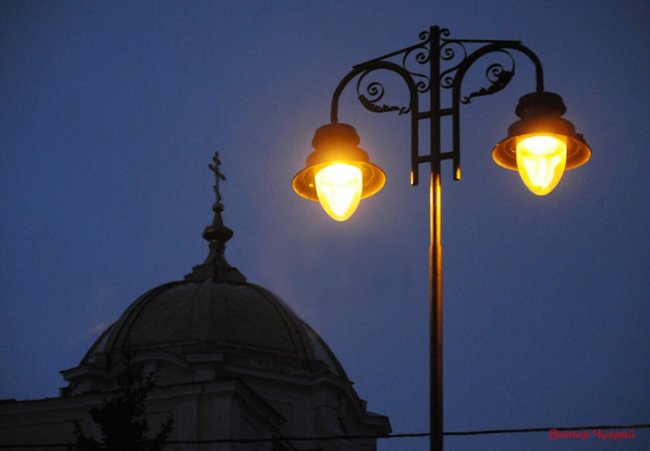 Святкові вогні вечірнього Луцька. ФОТО