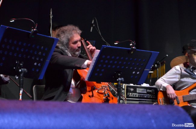 Новорічні хіти та казкова енергетика: як лучан розважали LeoBand Orchestra. ФОТОРЕПОРТАЖ