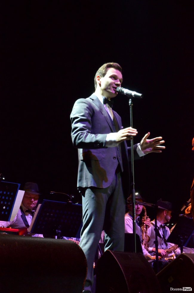 Новорічні хіти та казкова енергетика: як лучан розважали LeoBand Orchestra. ФОТОРЕПОРТАЖ