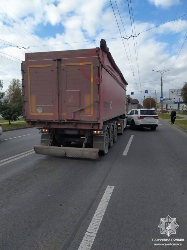 У Луцьку не розминулися позашляховик та вантажівка