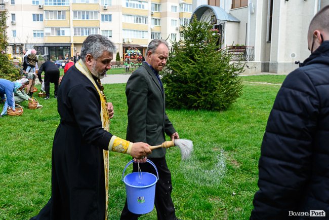 У Луцьку вже почали освячувати великодні кошики. Фото