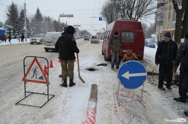 Біля обваленого будинку у Луцьку провалився асфальт. ФОТО