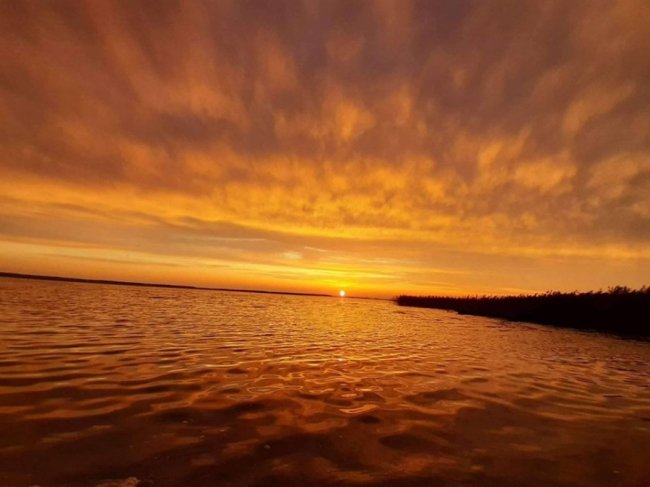 Край неба палає: казковий захід сонця на Світязі. ФОТО