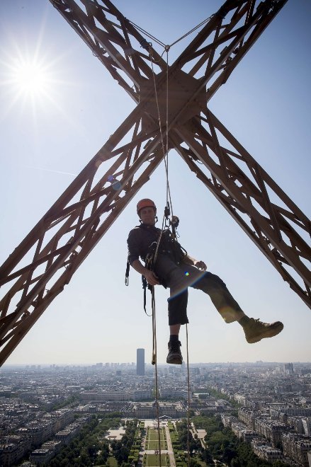 Ейфелева вежа тепер зі скляною підлогою. ФОТО