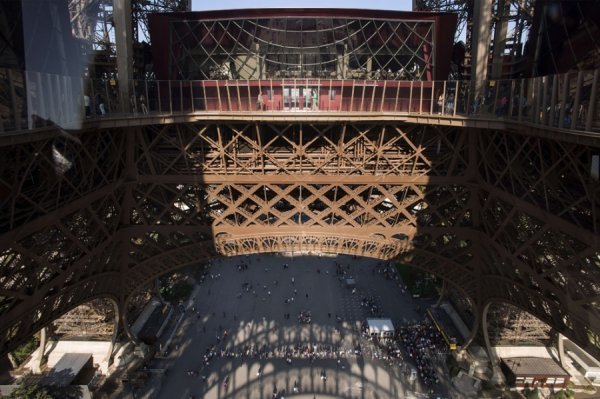 Ейфелева вежа тепер зі скляною підлогою. ФОТО