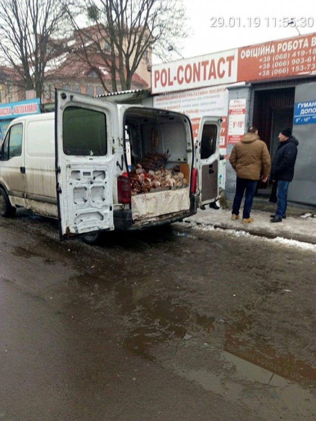 У Луцьку покарали чоловіків, які продавали ковбасу просто з буса
