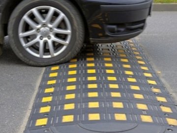 У луцькому дворі просять встановити «лежачі поліцейські»