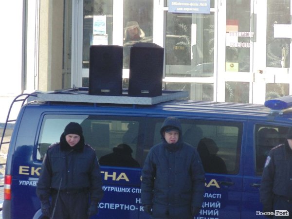 На автомобілі силовики встановивли колонки, щоб звертатися до мітингувальникві