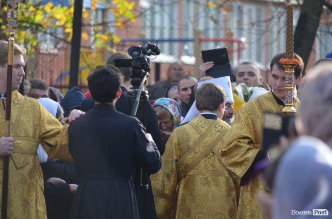 Килим із квітів та цілування рук: як у Луцьку зустріли Онуфрія. ФОТОРЕПОРТАЖ