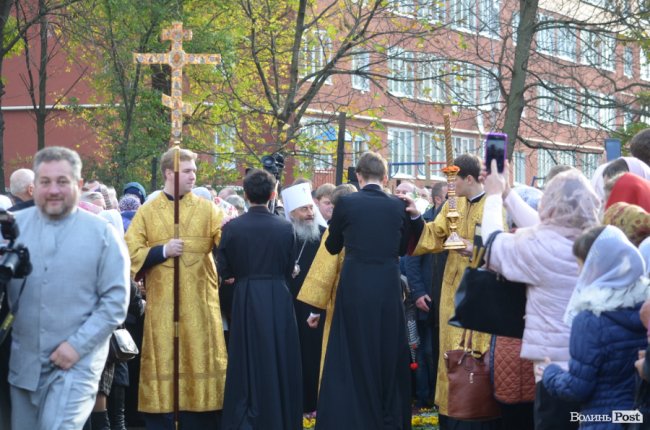 Килим із квітів та цілування рук: як у Луцьку зустріли Онуфрія. ФОТОРЕПОРТАЖ