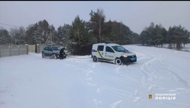 Визволяють зі снігових заметів: правоохоронці за пів дня допомогли десяткам водіїв на Волині