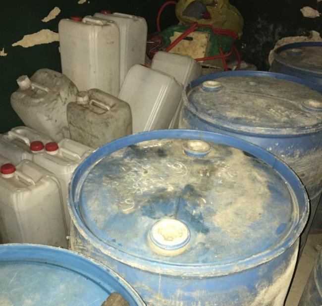 У лучанина в гаражі знайшли понад тонну сурогатного алкоголю. ФОТО