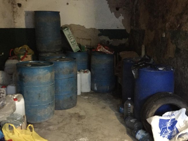 У лучанина в гаражі знайшли понад тонну сурогатного алкоголю. ФОТО