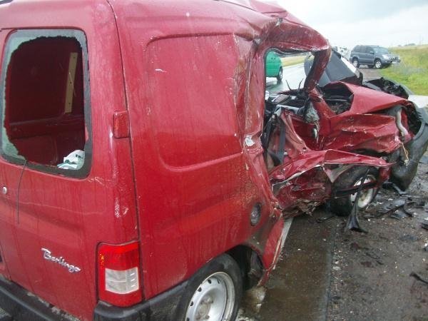 Дорожня аварія на трасі Луцьк-Рівне: авто розбиті вщент, люди - в реанімації. ФОТО