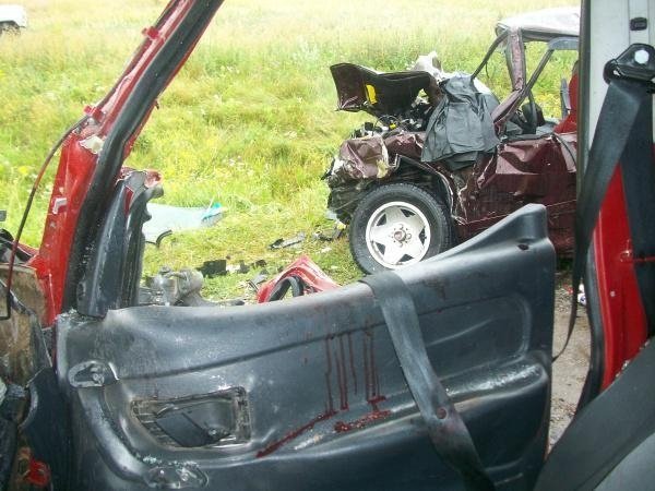 Дорожня аварія на трасі Луцьк-Рівне: авто розбиті вщент, люди - в реанімації. ФОТО