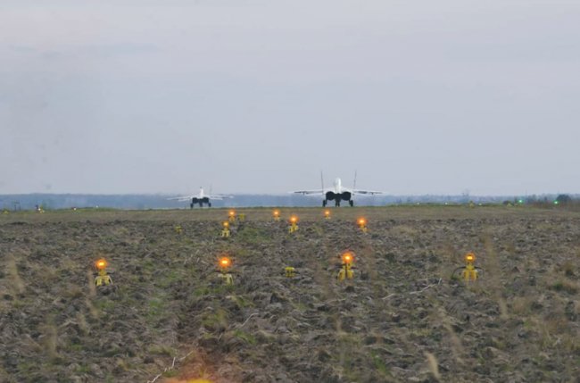 Волинські льотчики відточували свою майстерність та проводили повітряні «бої». ФОТО 