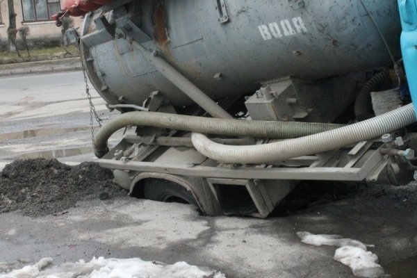 У Луцьку автомобіль провалився під землю. ФОТО