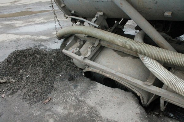 У Луцьку автомобіль провалився під землю. ФОТО