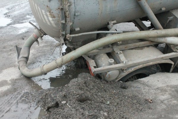 У Луцьку автомобіль провалився під землю. ФОТО