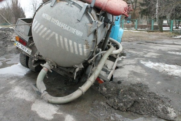 У Луцьку автомобіль провалився під землю. ФОТО