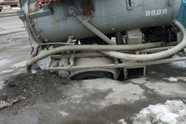 У Луцьку автомобіль провалився під землю. ФОТО