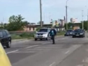 У Луцьку чоловік кидався під колеса автівок