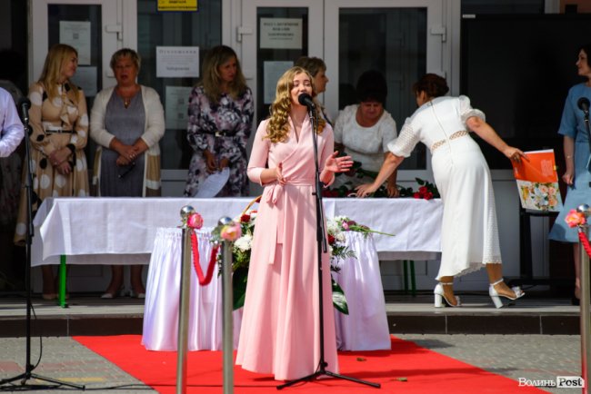 130 випускників луцьких шкіл урочисто отримали медалі: як це було. ФОТОРЕПОРТАЖ