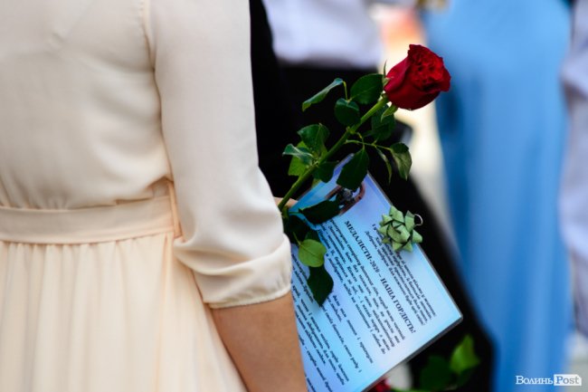 130 випускників луцьких шкіл урочисто отримали медалі: як це було. ФОТОРЕПОРТАЖ