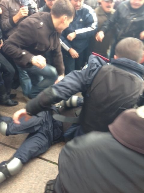 Під Київрадою побили «беркутівця». ФОТО