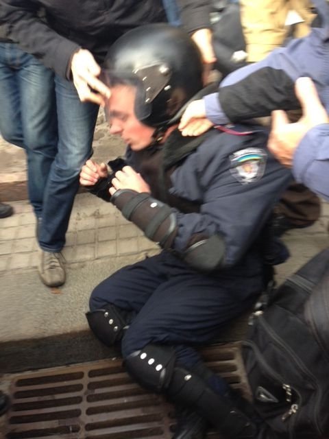 Під Київрадою побили «беркутівця». ФОТО