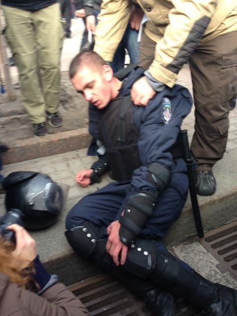 Під Київрадою побили «беркутівця». ФОТО