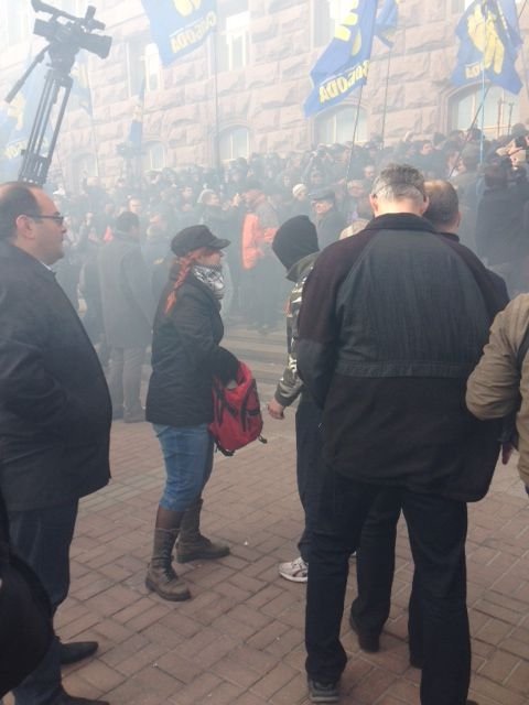 Під Київрадою побили «беркутівця». ФОТО