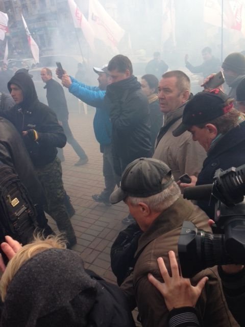 Під Київрадою побили «беркутівця». ФОТО