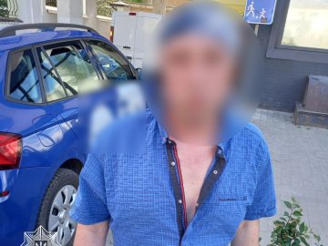 У Луцьку небайдужі громадяни затримали п`яного таксиста за кермом. ФОТО